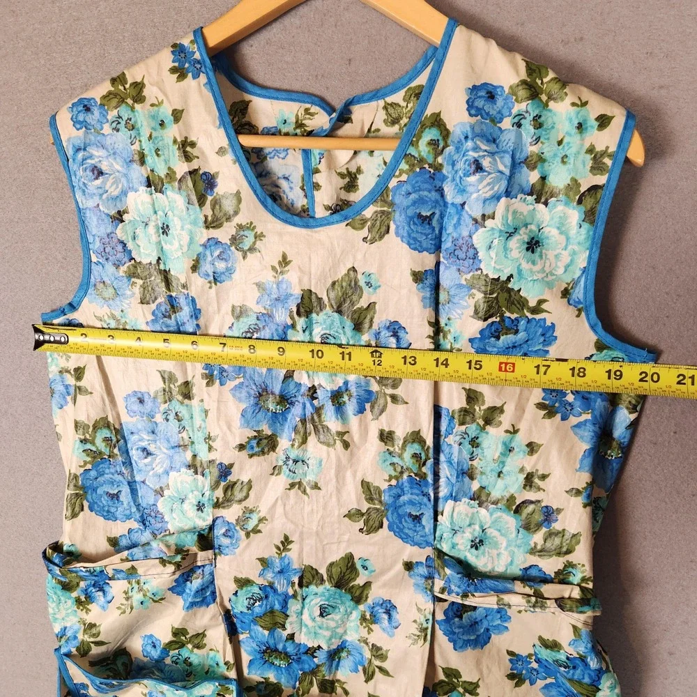 Vintage 50s 60s Floral Apron Tabard One Size Blue Rose Print Side Tie Pockets